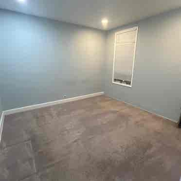 Spacious 2 BR in Astoria near train