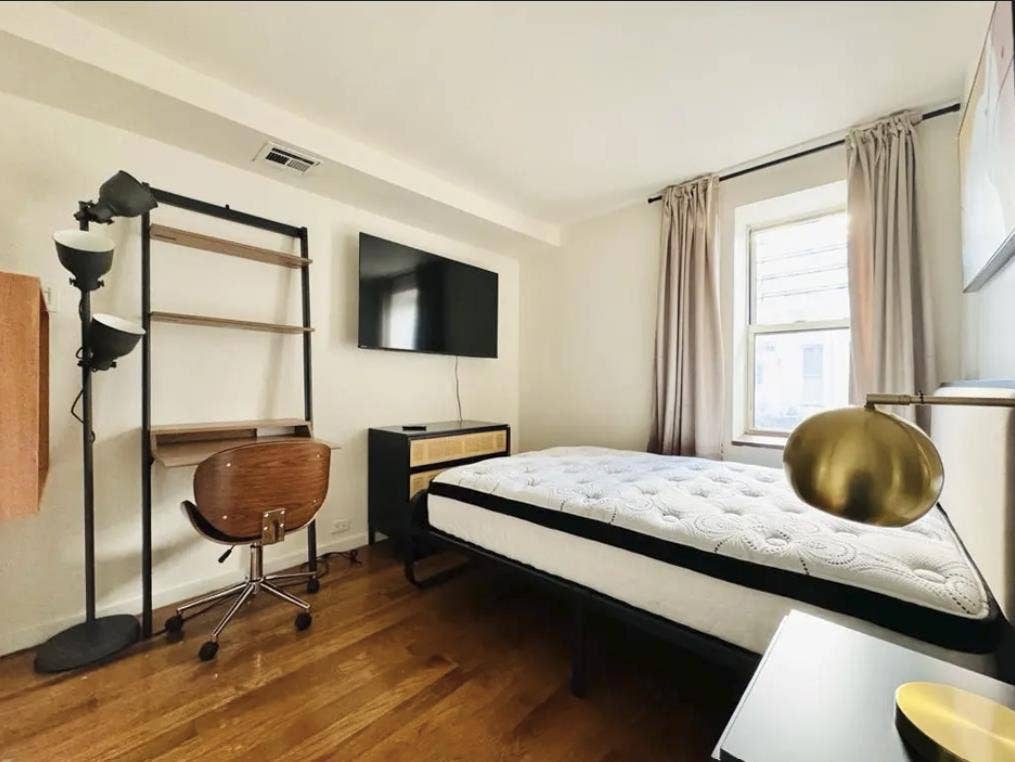 Furnished Room in Willamsburg