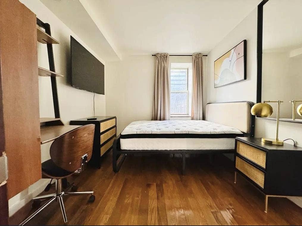 Furnished Room in Willamsburg