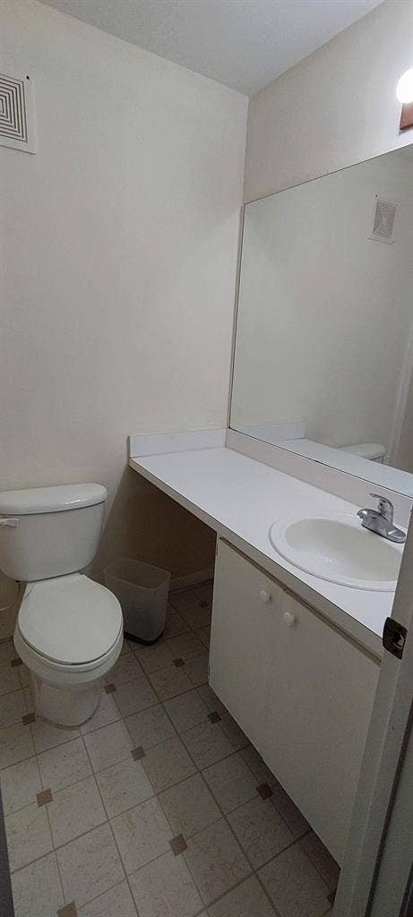 Vacant furnished Bed w/ priv Bath