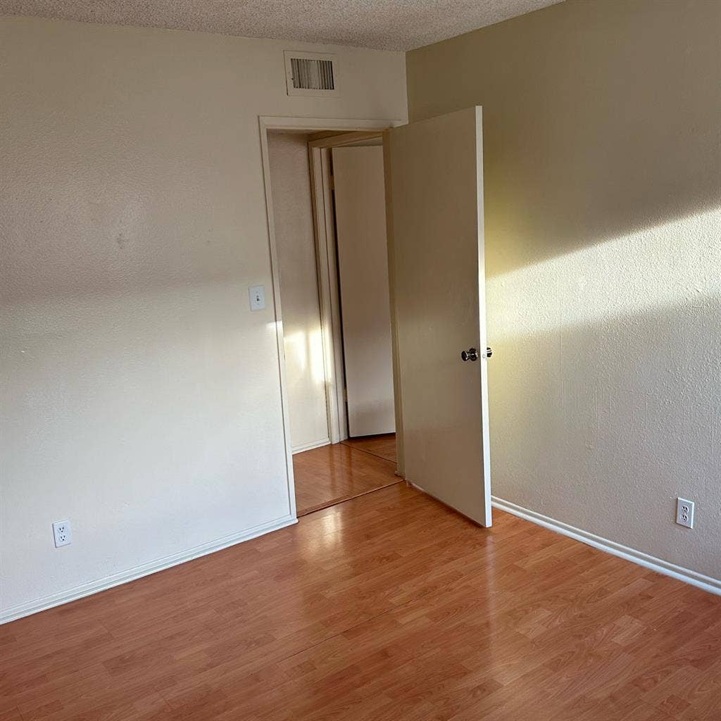 Room for rent in Glendale