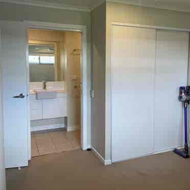 ROOM FOR RENT IN COOPERS PLAINS