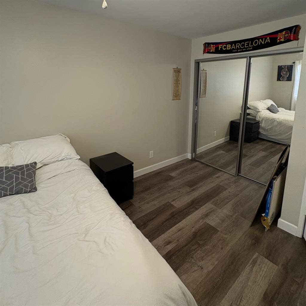 ROOM AVAILABLE - 
Los Alamitos