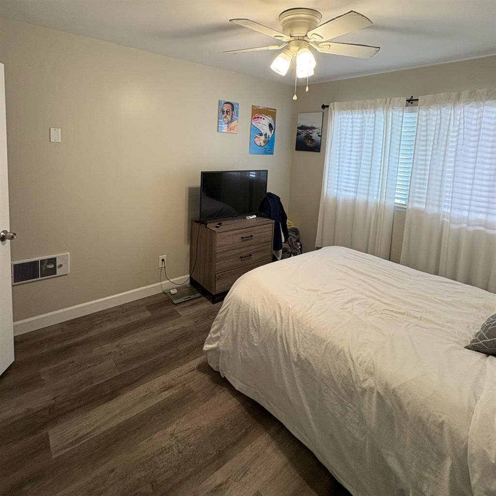 ROOM AVAILABLE - 
Los Alamitos