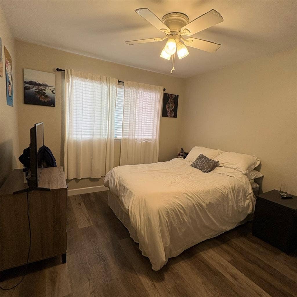 ROOM AVAILABLE - 
Los Alamitos