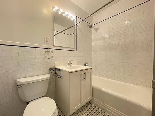 NO FEE! Studio Apartment Available