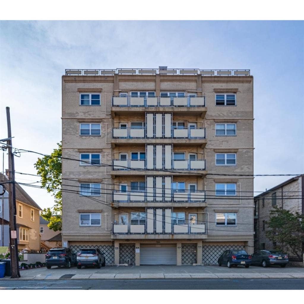 2 bedroom Apartment 
covered garage