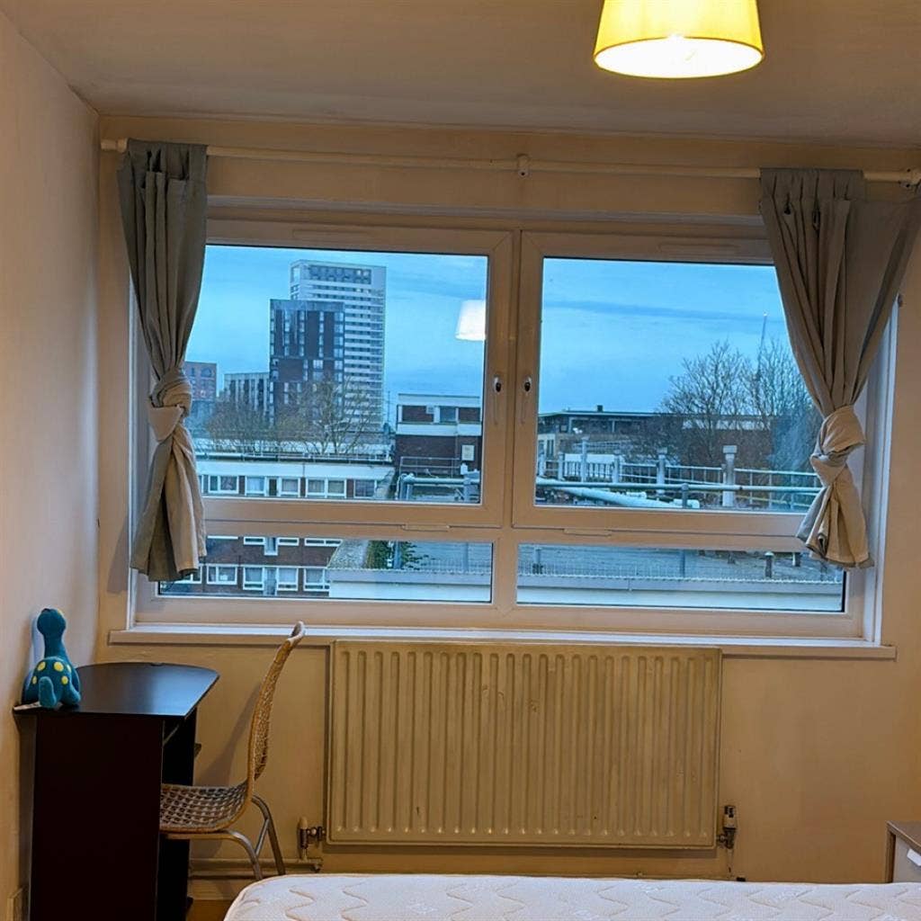 ROOM AVAILABLE AT KINGS CROSS!!!