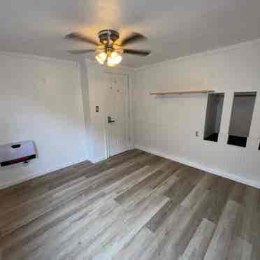 Private Entrance Room/ Quaint Home