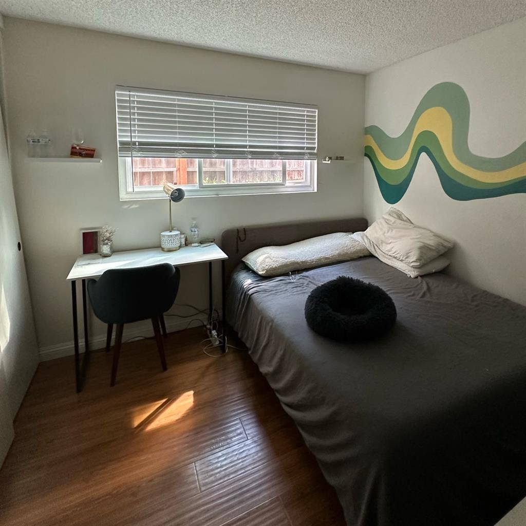 room available in nice neighborhood