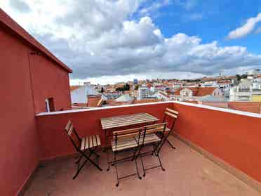 Rooms in Anjos – Prime Location! 🏡