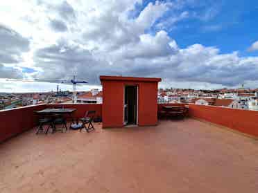 Rooms in Anjos – Prime Location! 🏡