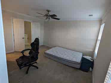 Master bedroom in townhouse/$