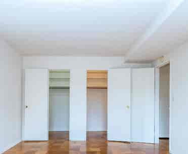 Large room with 2 walk-in closets