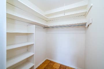 Large room with 2 walk-in closets