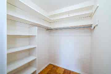 Large room with 2 walk-in closets