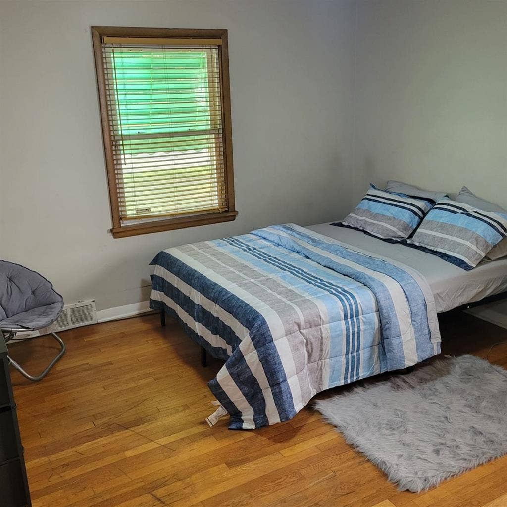 Room in Maple Heights