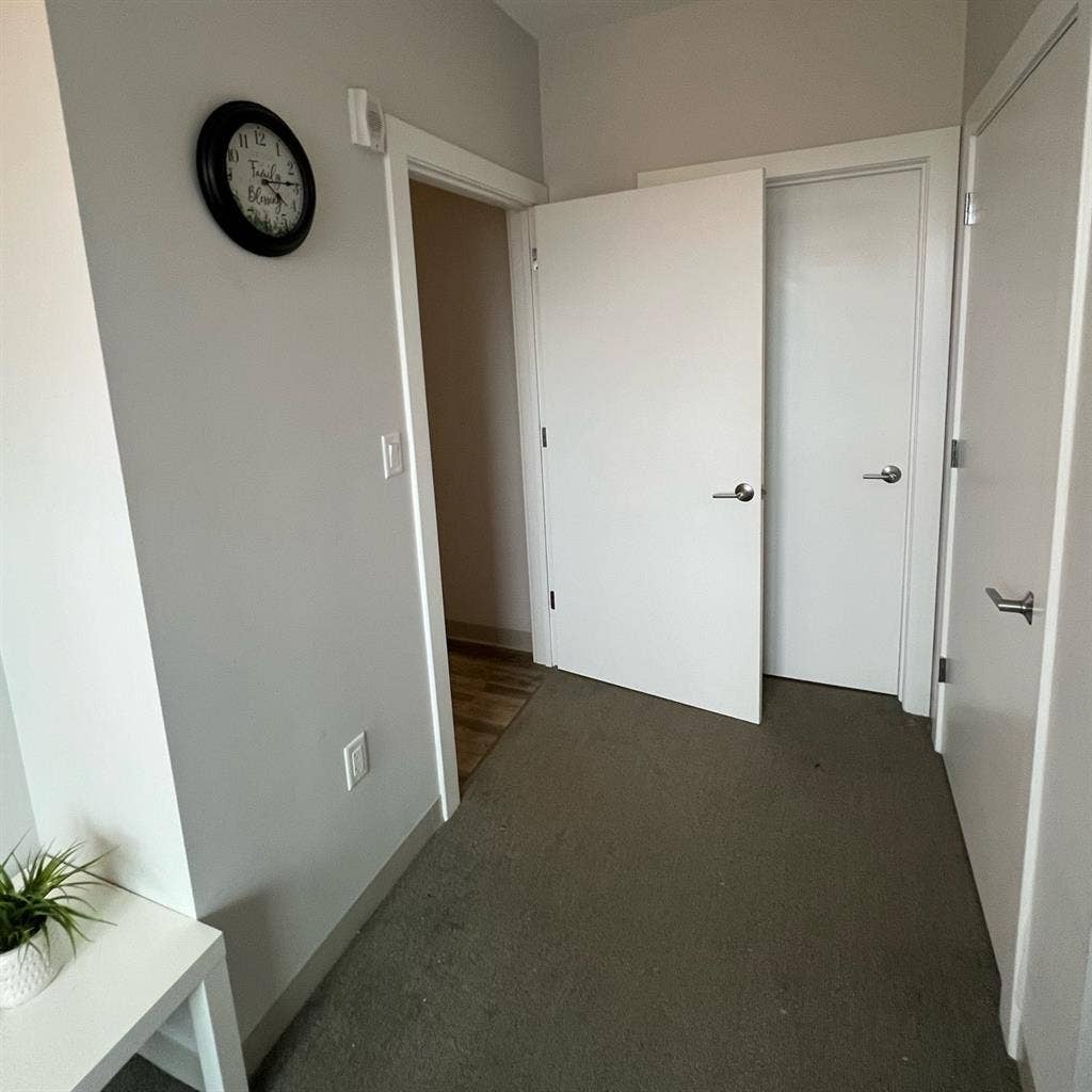 Fully furnished room with closet