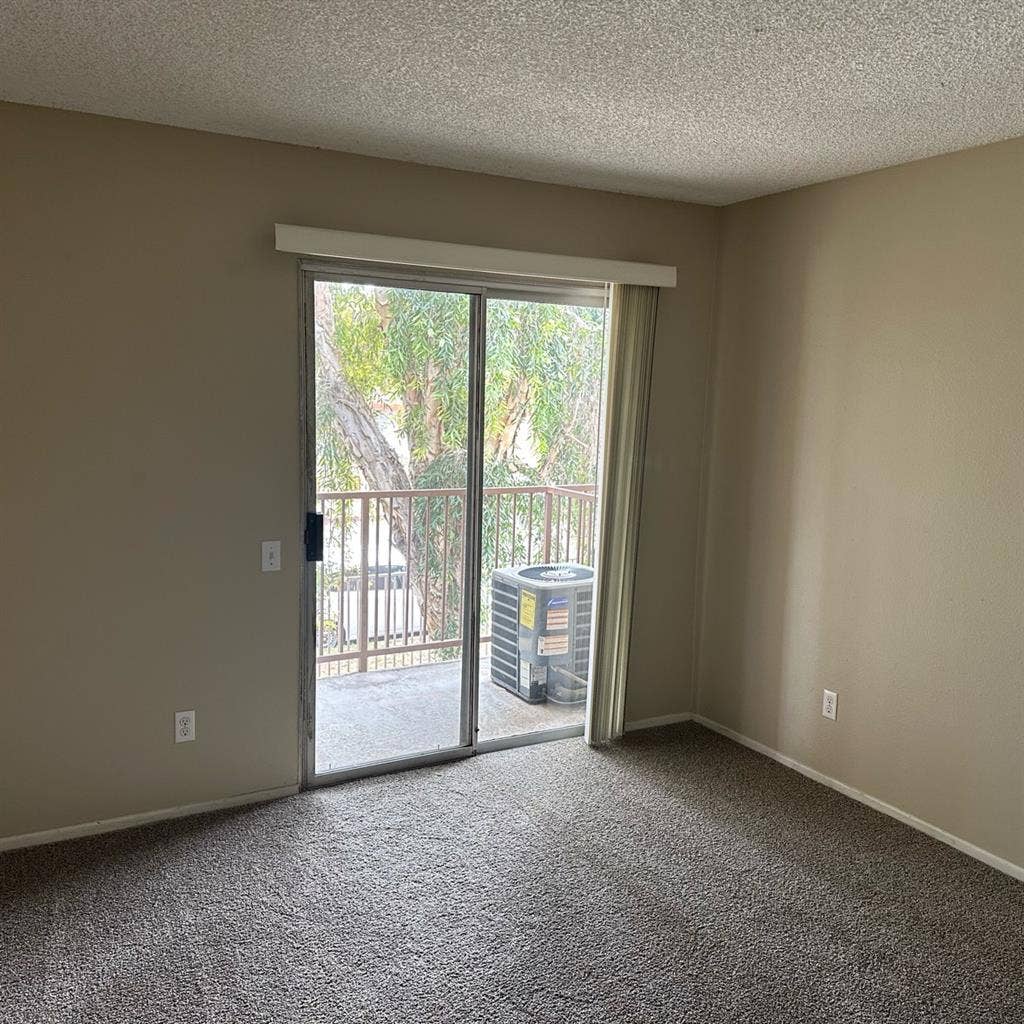 Room for rent - (Util included)