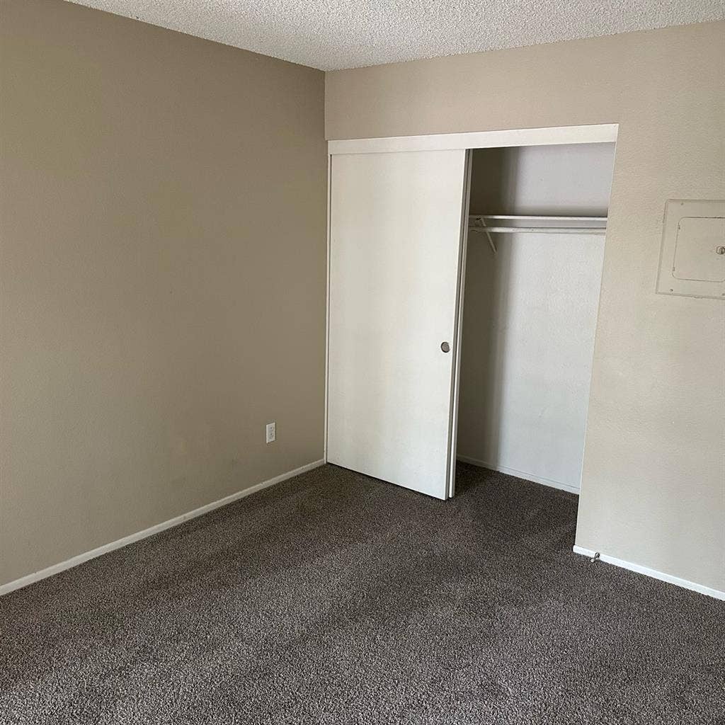 Room for rent - (Util included)