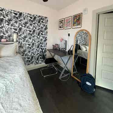 hi! looking for someone to sublet