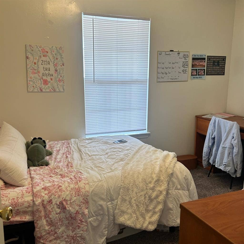 Looking for a roommate!!