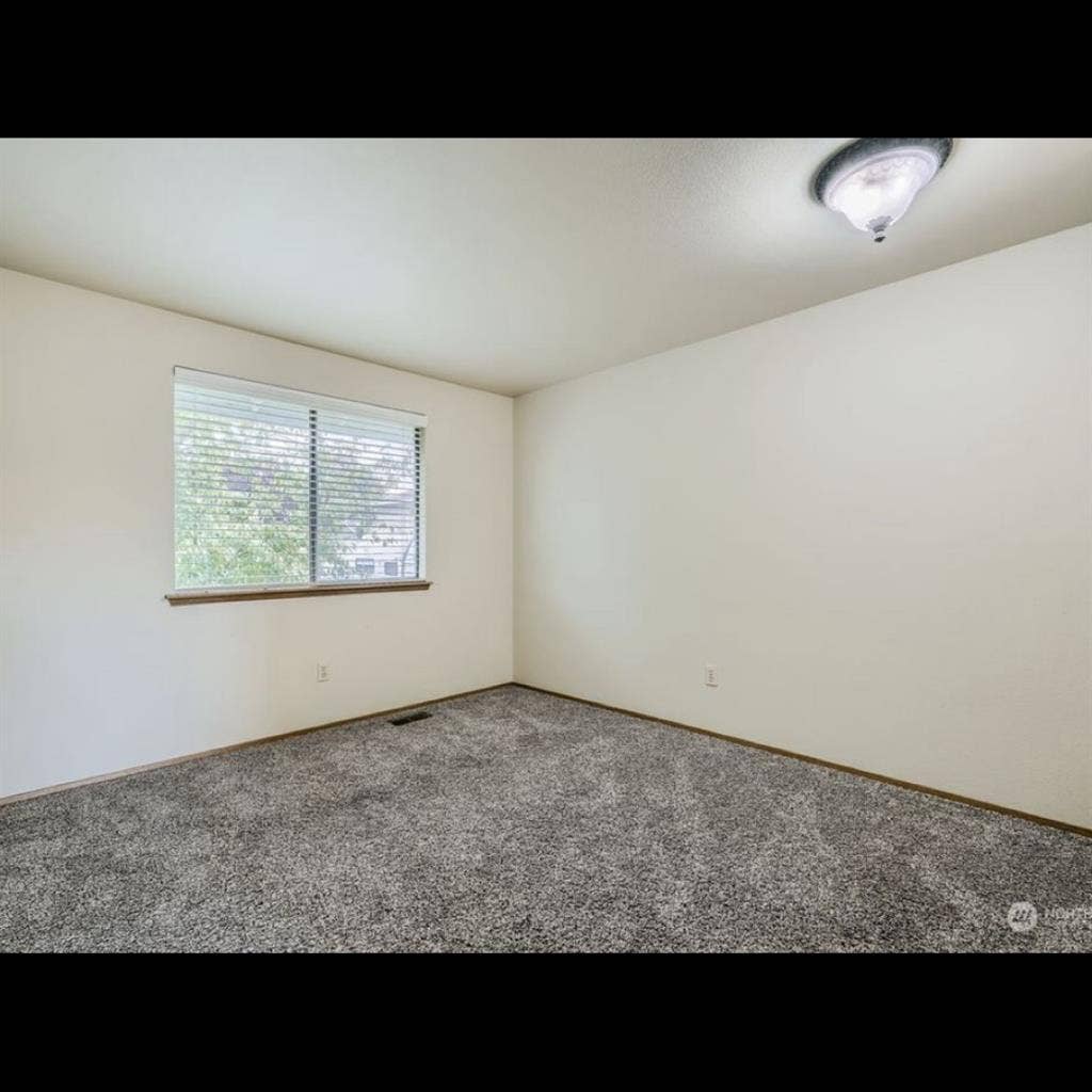 Private bedroom in Federal Way!!