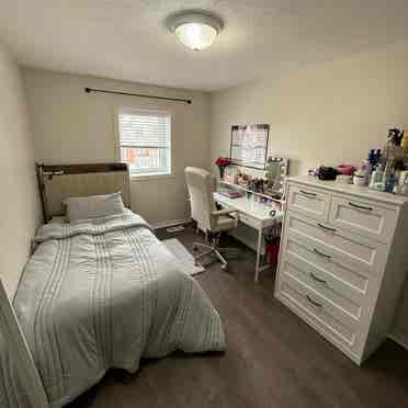 Private room for female sublet