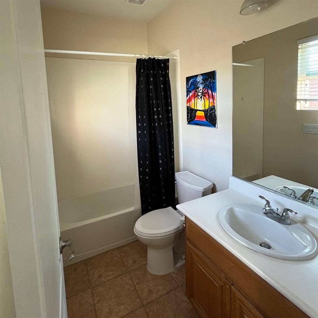 Room with en-suite bathroom/tub