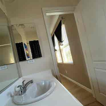 Room with en-suite bathroom/tub