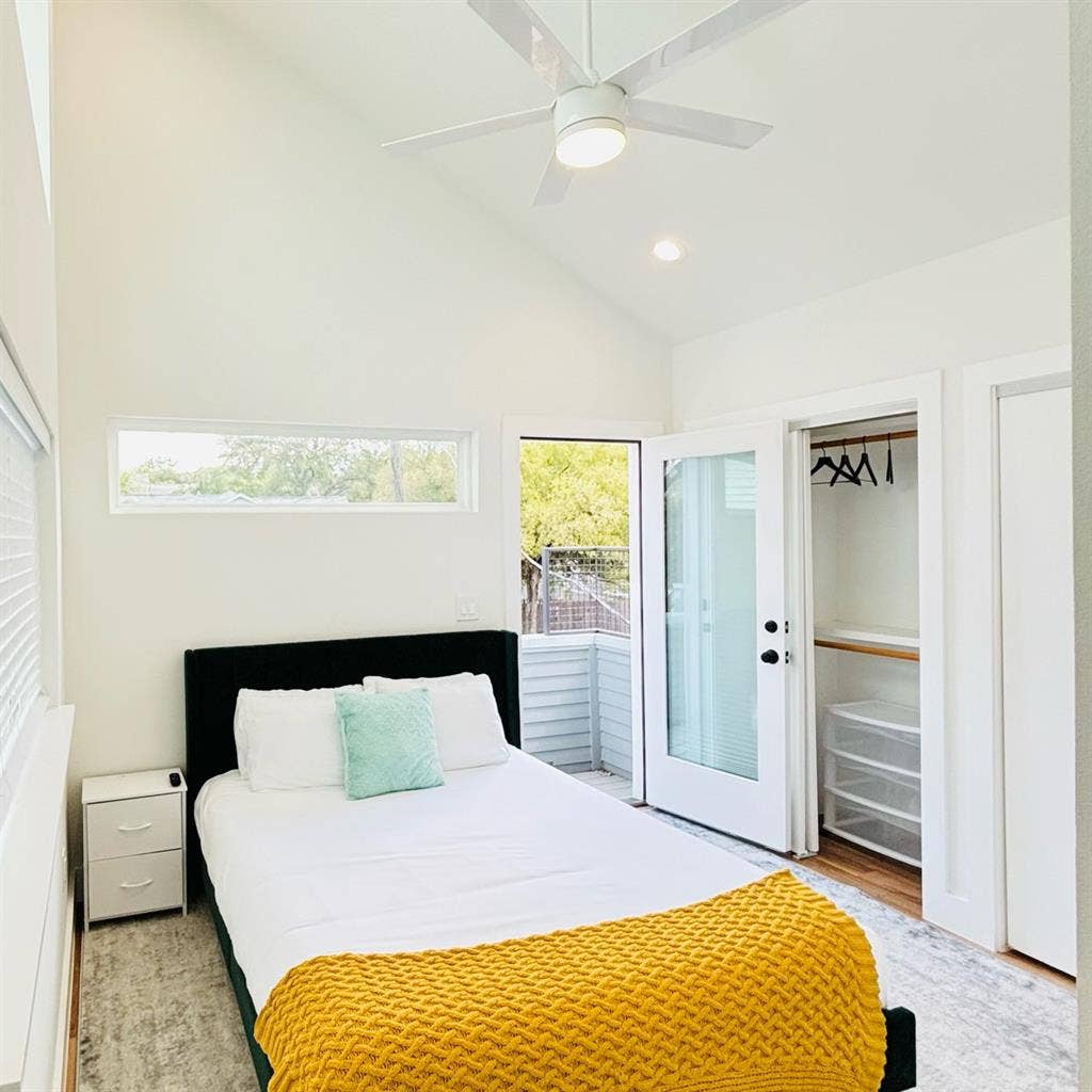 Bedroom with private bathroomm