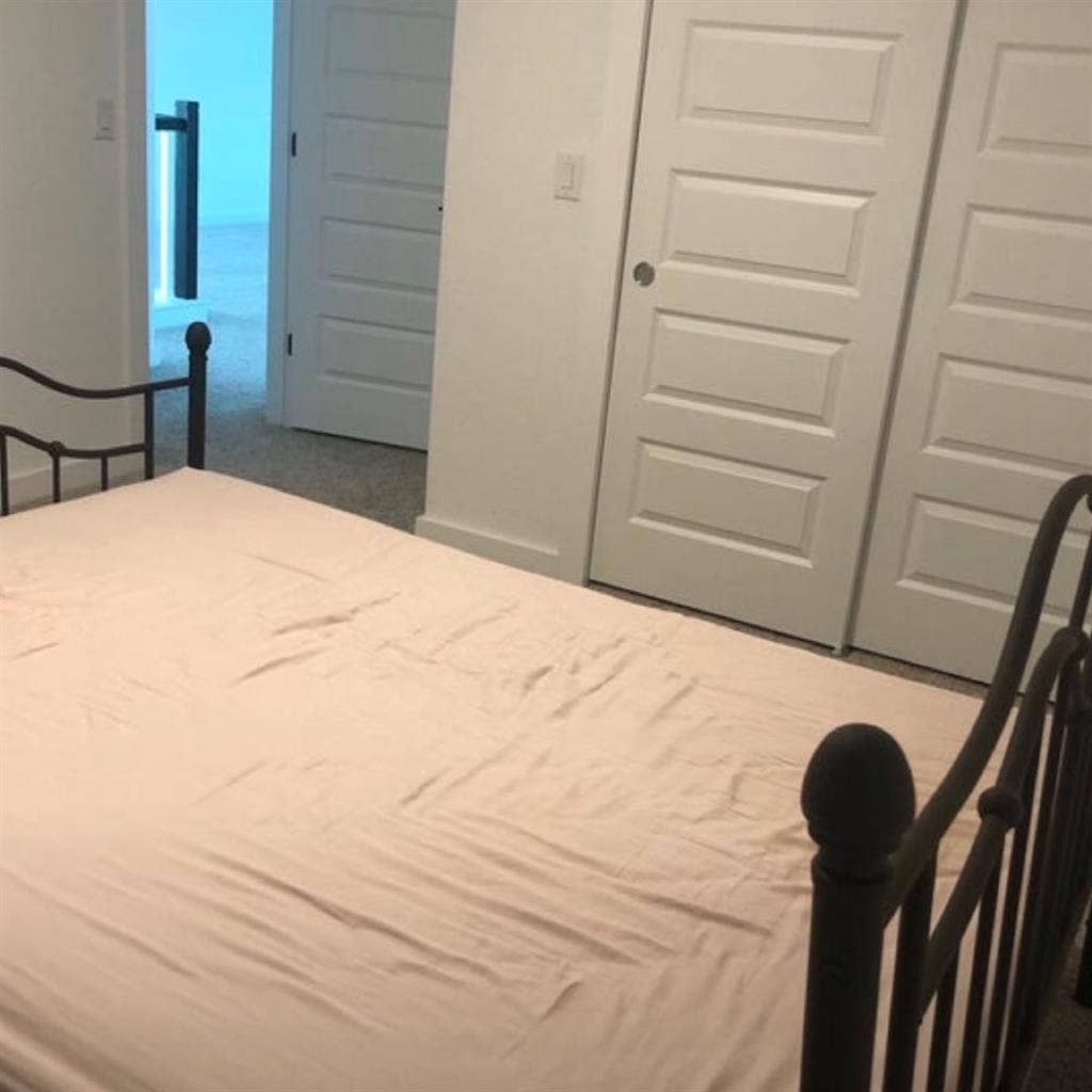 Bedroom for rent upstairs