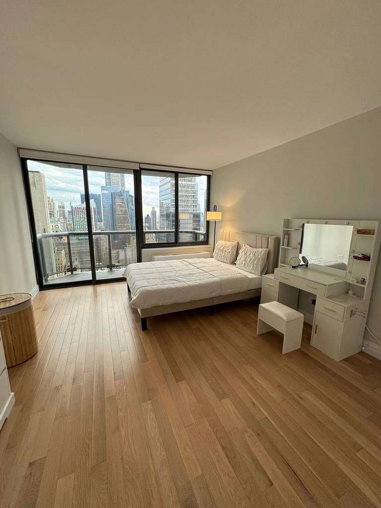 Super Spacious Flex Room in Midtown