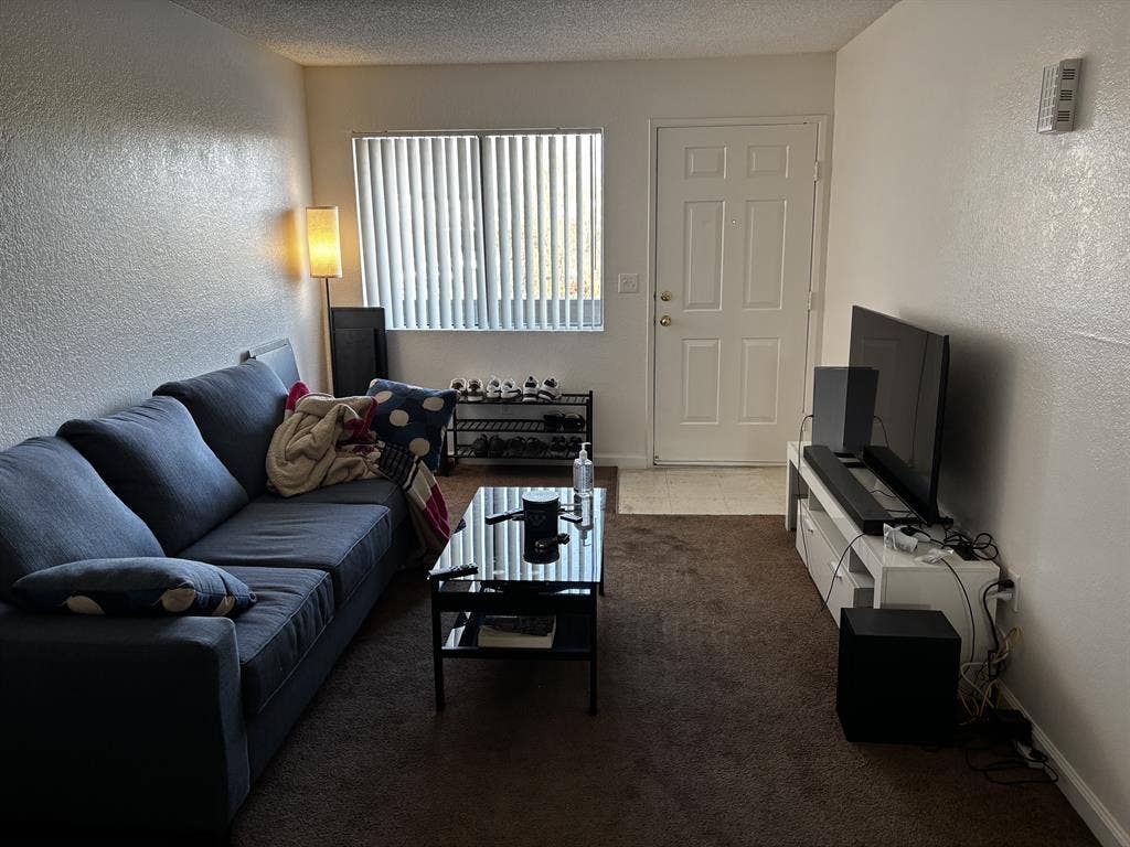 Looking for roommatees