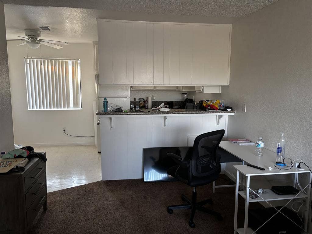 Looking for roommatees