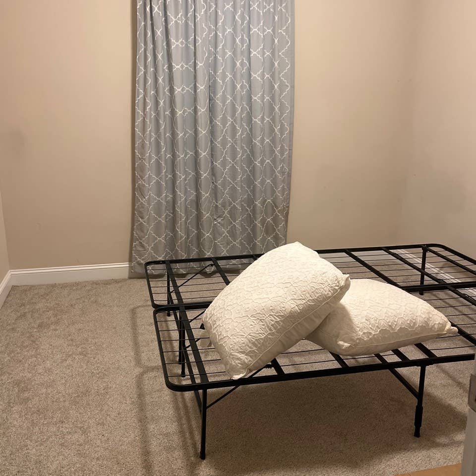 Looking for roommates to split rent