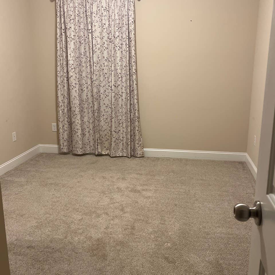 Looking for roommates to split rent