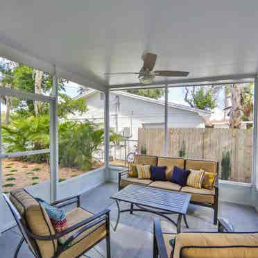 Sunny Cypress House - Queen Bedroom