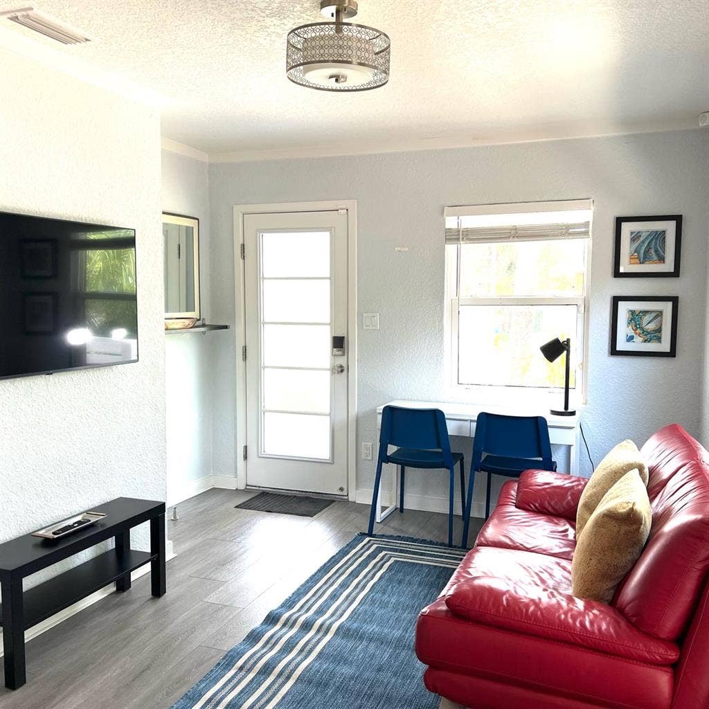 Sunny Cypress House - Queen Bedroom