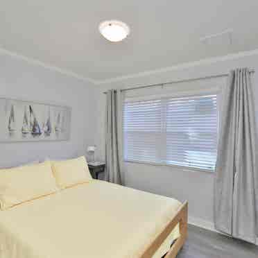 Sunny Cypress House - Queen Bedroom