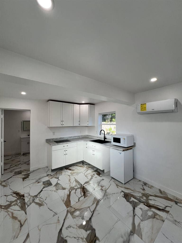 Efficiency Apartment
 North Miami