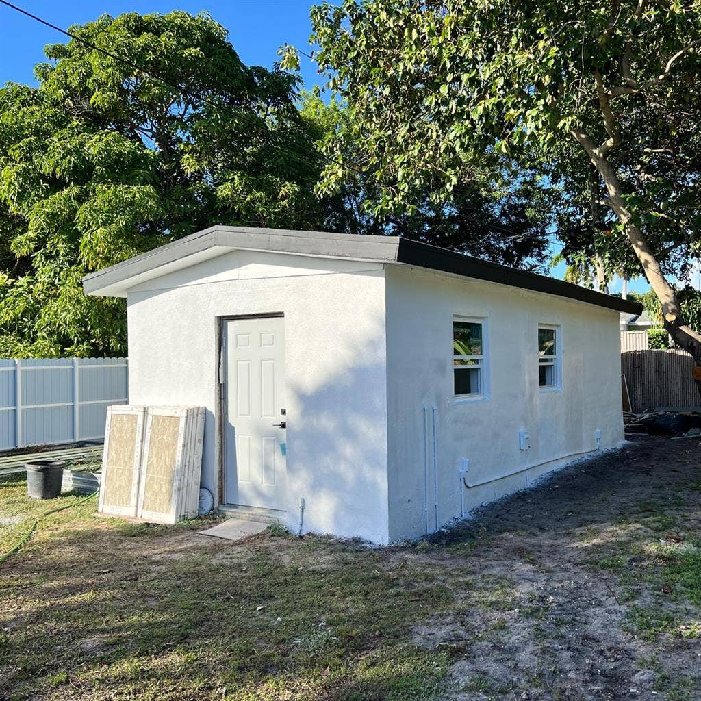 Efficiency for rent North Miamii