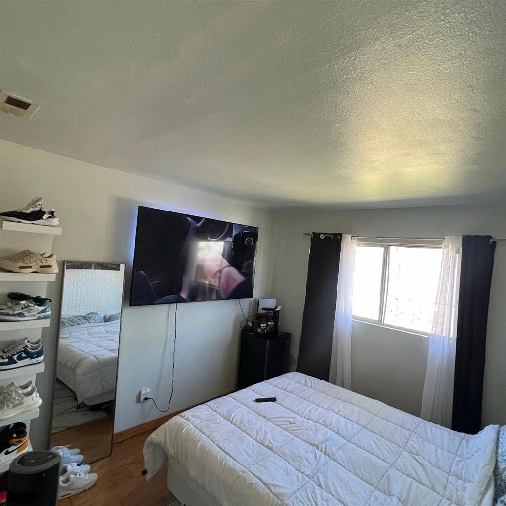 Oceanside room for rent