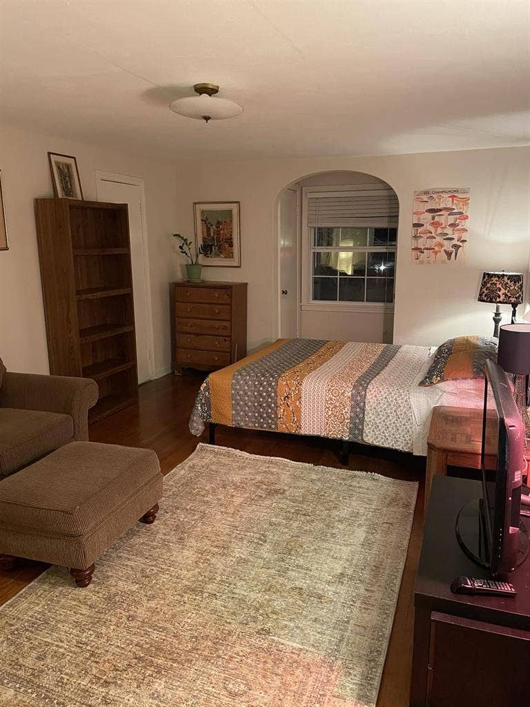 Master bedroom + bath in houseshare