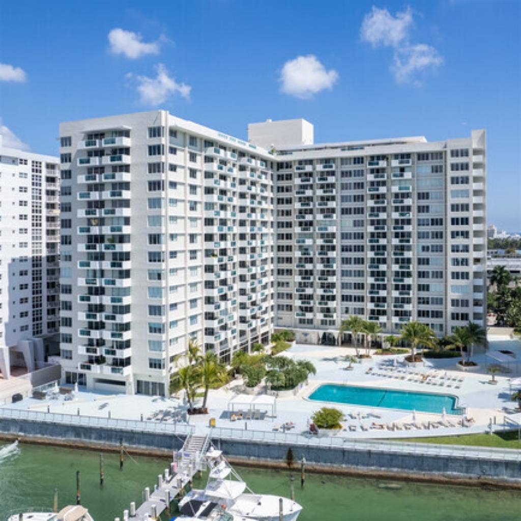 Room to rent $ in SoBe