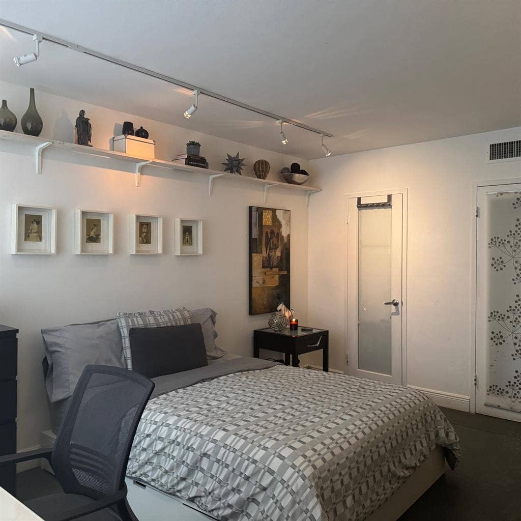 I bedroom available for rent -SoBe