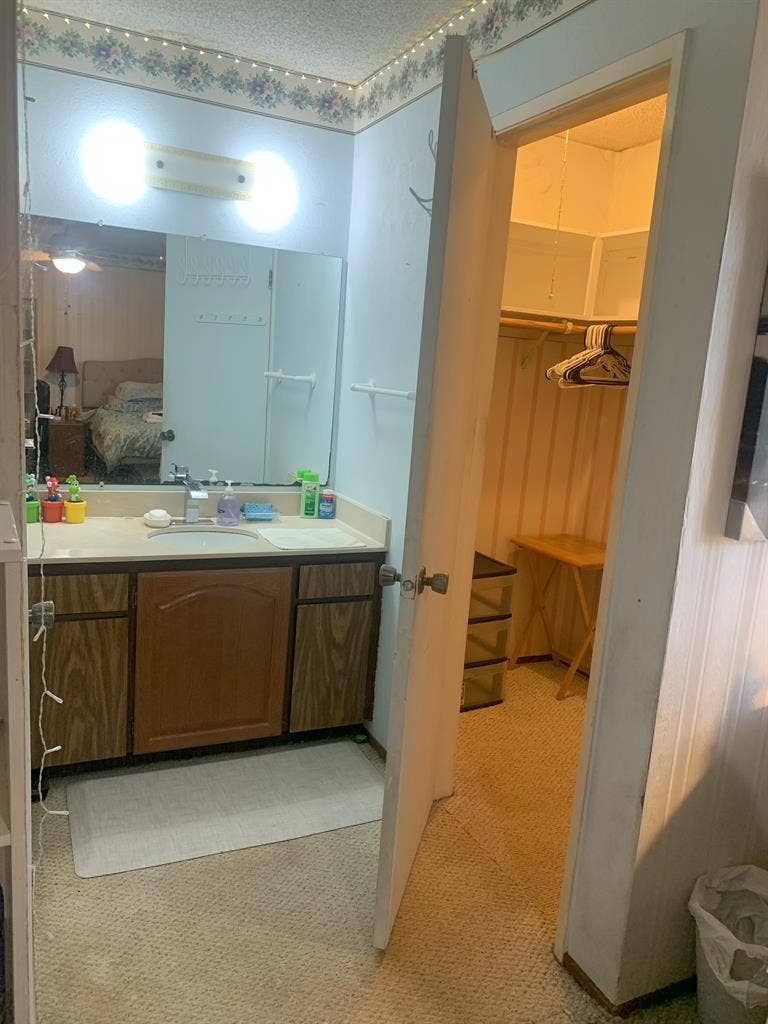 Beautiful Mstr BdRm w/ Priv Bathrm