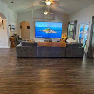 Open room in 4 bedroom pool house!