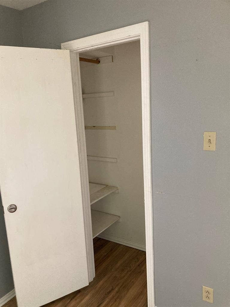 Room for rent in 4 bedroom house