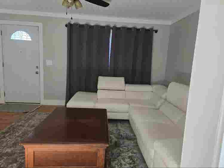 Defuniak Room to rent